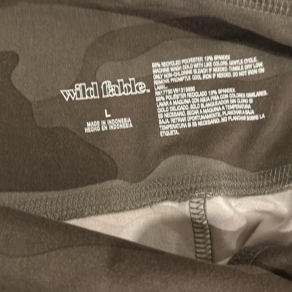 Wild Fable, Young Adult Women’s Camo Leggings with side pockets - Picture 5 of 5
